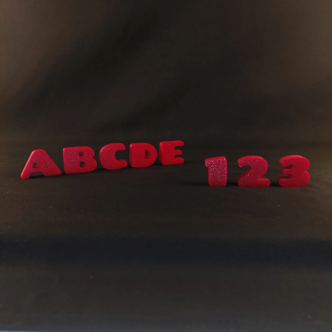 Alphabet et chiffres imprimés en 3D rouge sans socle — PLA biosourcé