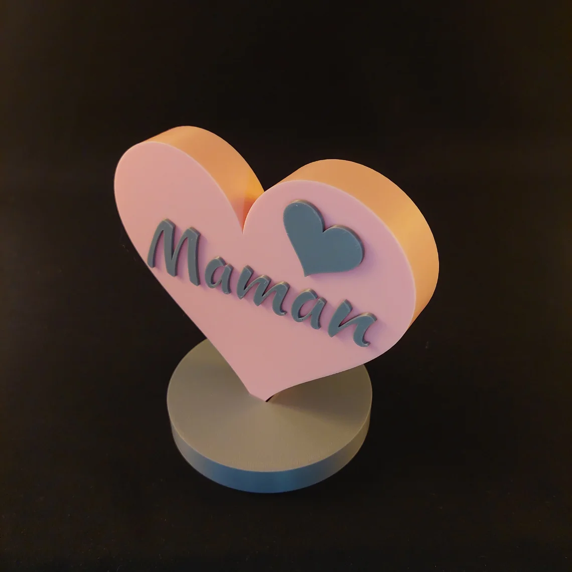 Coeur Maman imprimé en 3D rose poudré avec inscription cursive grise et socle rond gris, cadeau fête des mères en PLA biosourcé