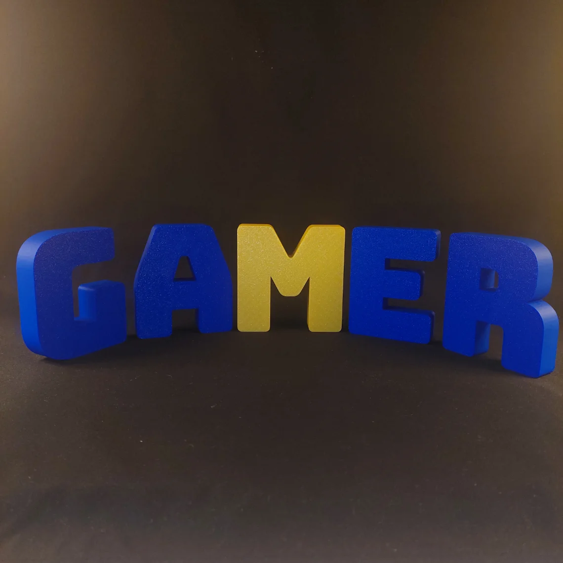 Lettres 3D GAMER sans socle bleu roi scintillant avec A central jaune doré style gaming impression PLA biosourcé