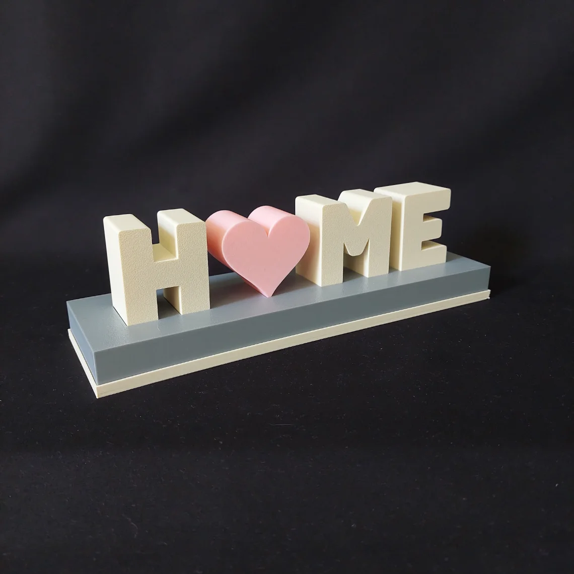 Lettres 3D HOME ivoire sur socle gris avec coeur rose sakura à la place du O, cadeau maison emménagement en PLA biosourcé
