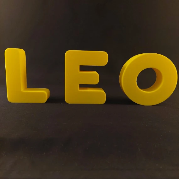 Lettres 3D LEO jaune soleil sans socle — fabriqué en France