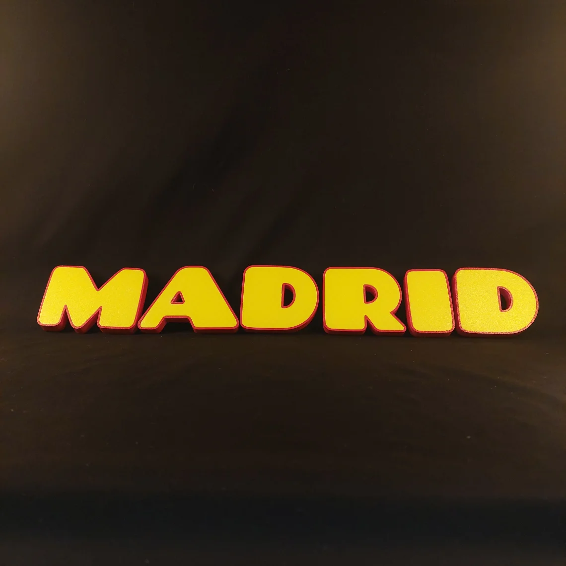 Lettres 3D MADRID bicolores corps jaune soleil et liséré rouge passion, style espagnol, impression PLA biosourcé