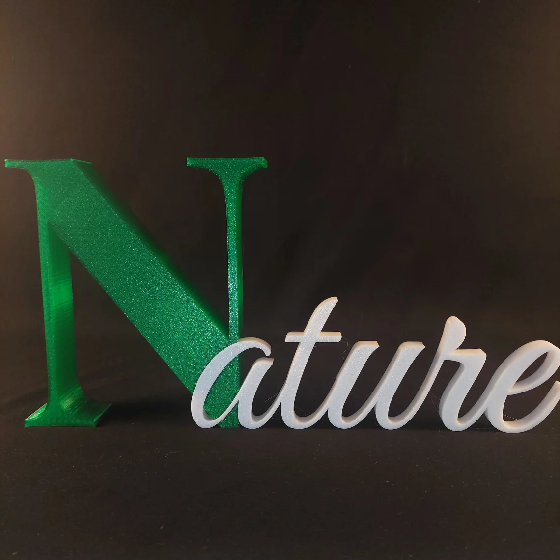 Texte 3D Nature bicolore, première lettre vert translucide et manuscrit blanc, impression PLA biosourcé