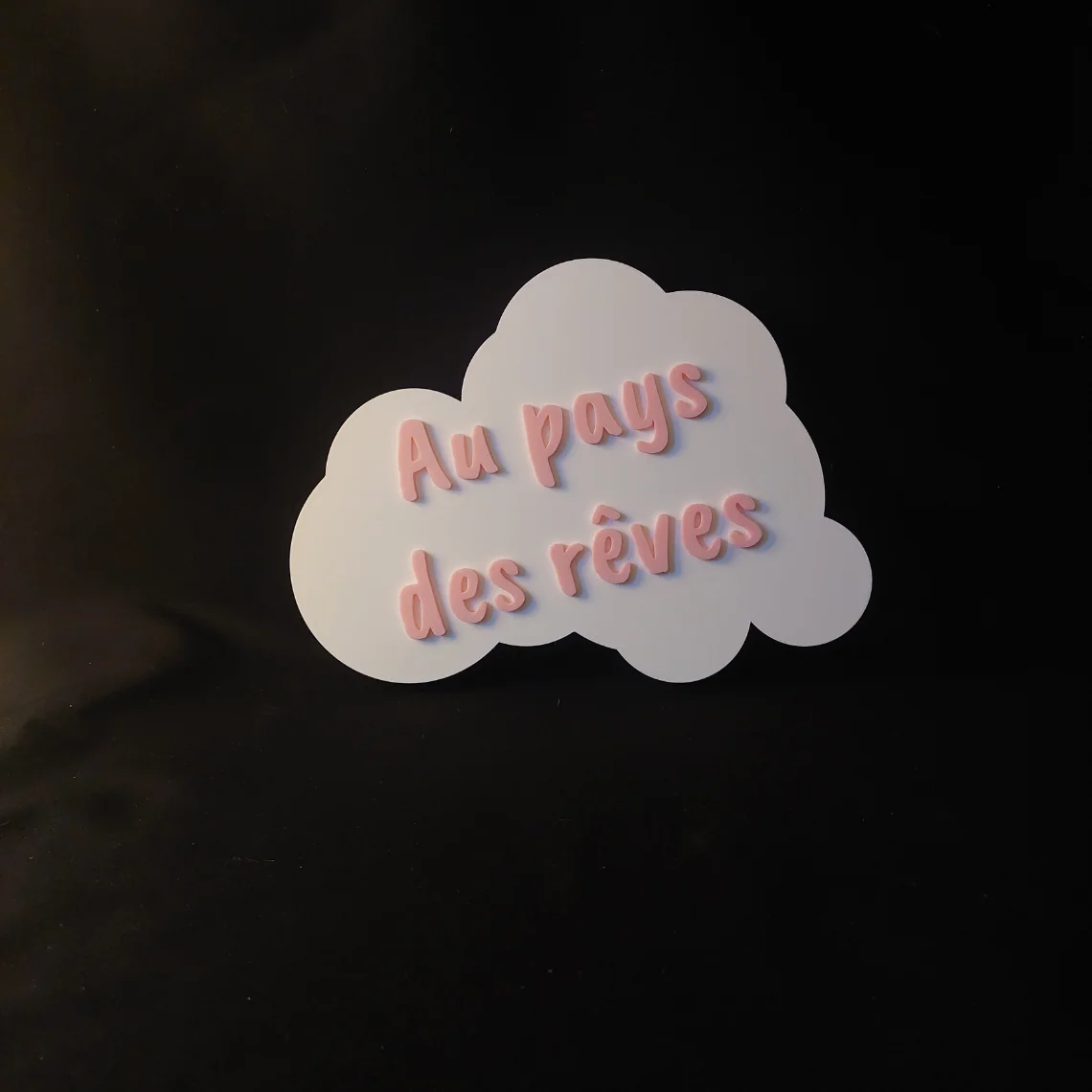 Nuage Au pays des rêves imprimé en 3D blanc mat avec texte rose doux en relief, système clé de serrure pour accrochage mural, PLA biosourcé