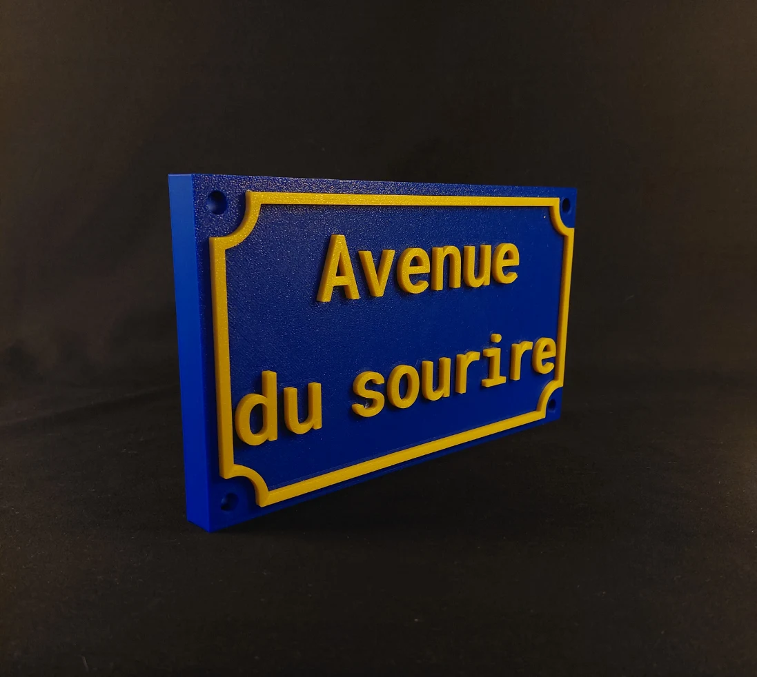 Plaque de rue 3D Avenue du sourire, style français, corps bleu nuit et liséré doré, impression PLA biosourcé