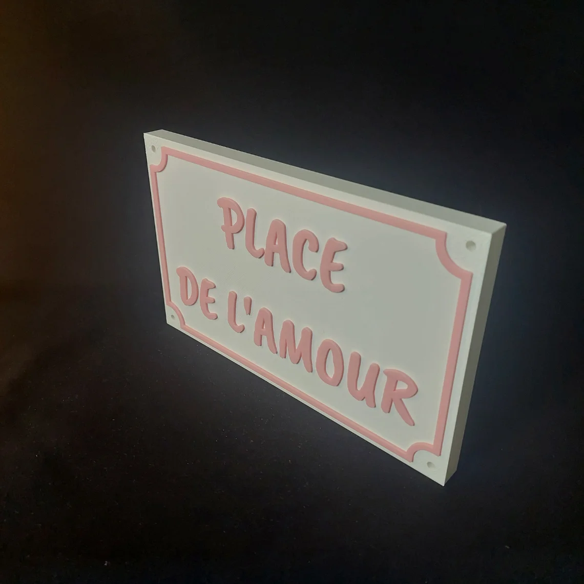 Plaque décorative Place de l'Amour imprimée en 3D style parisien, corps blanc mat et texte rose en relief, PLA biosourcé
