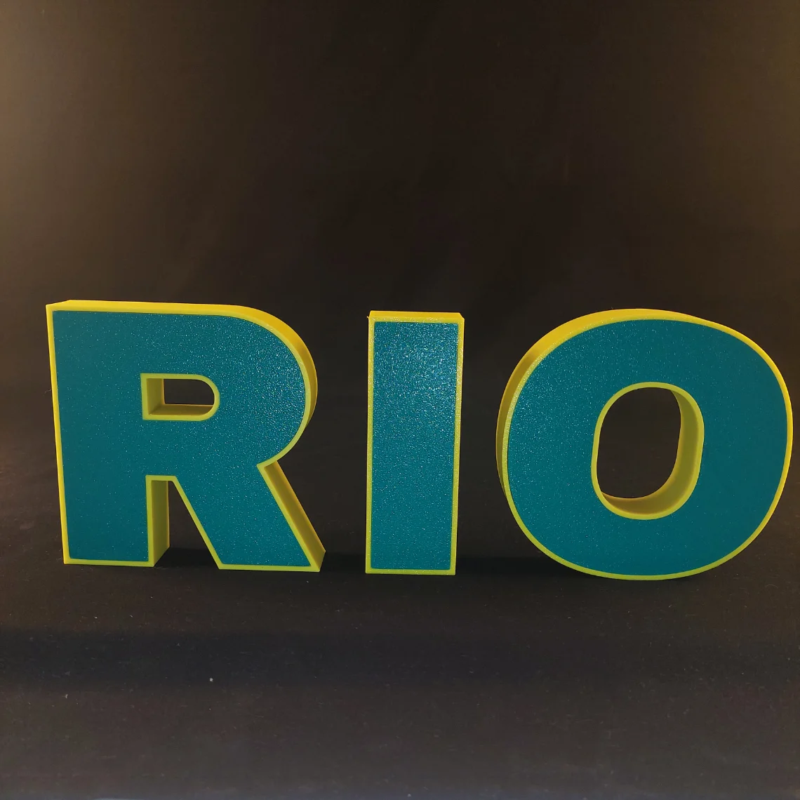 Lettres 3D RIO bicolores corps vert et liséré jaune, aux couleurs du Brésil, impression PLA biosourcé