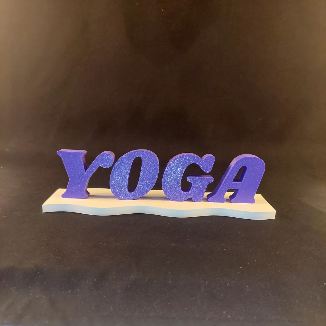 Lettres 3D YOGA sur socle, police arrondie violet scintillant sur socle blanc, impression PLA biosourcé