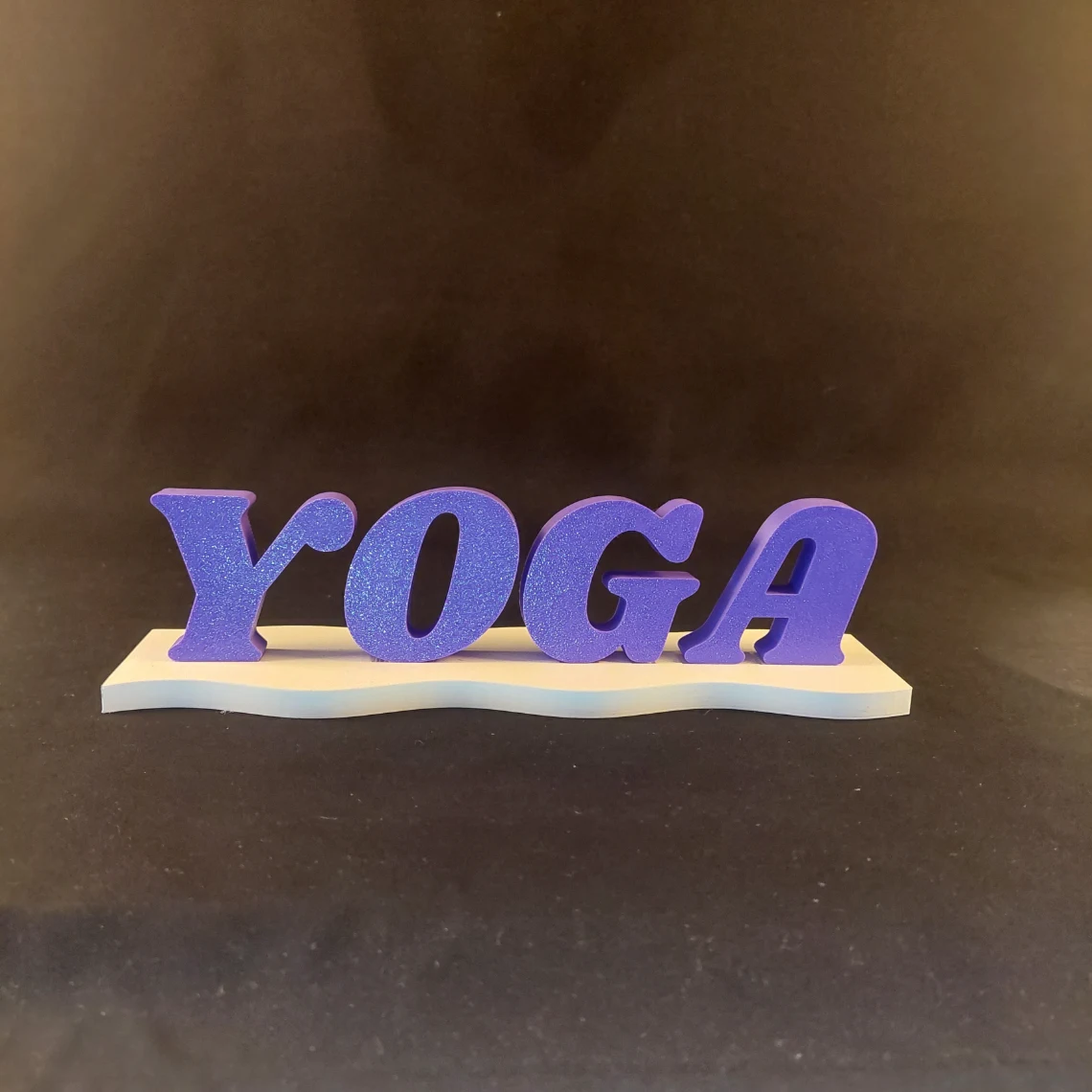 Lettres 3D YOGA en violet et sur socle en blanc - imprimé en France
